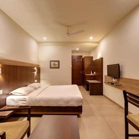 Hotel Classic Mid Town, Kolhapur Esterno foto