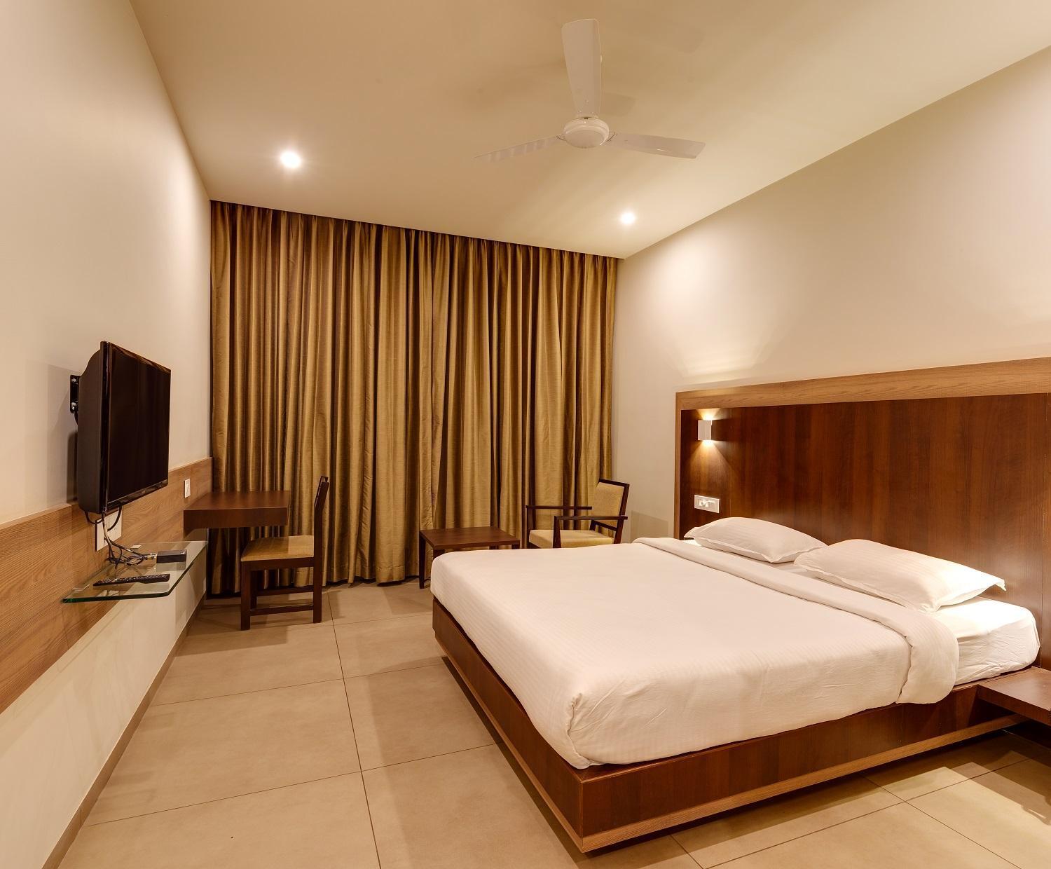 Hotel Classic Mid Town, Kolhapur Esterno foto