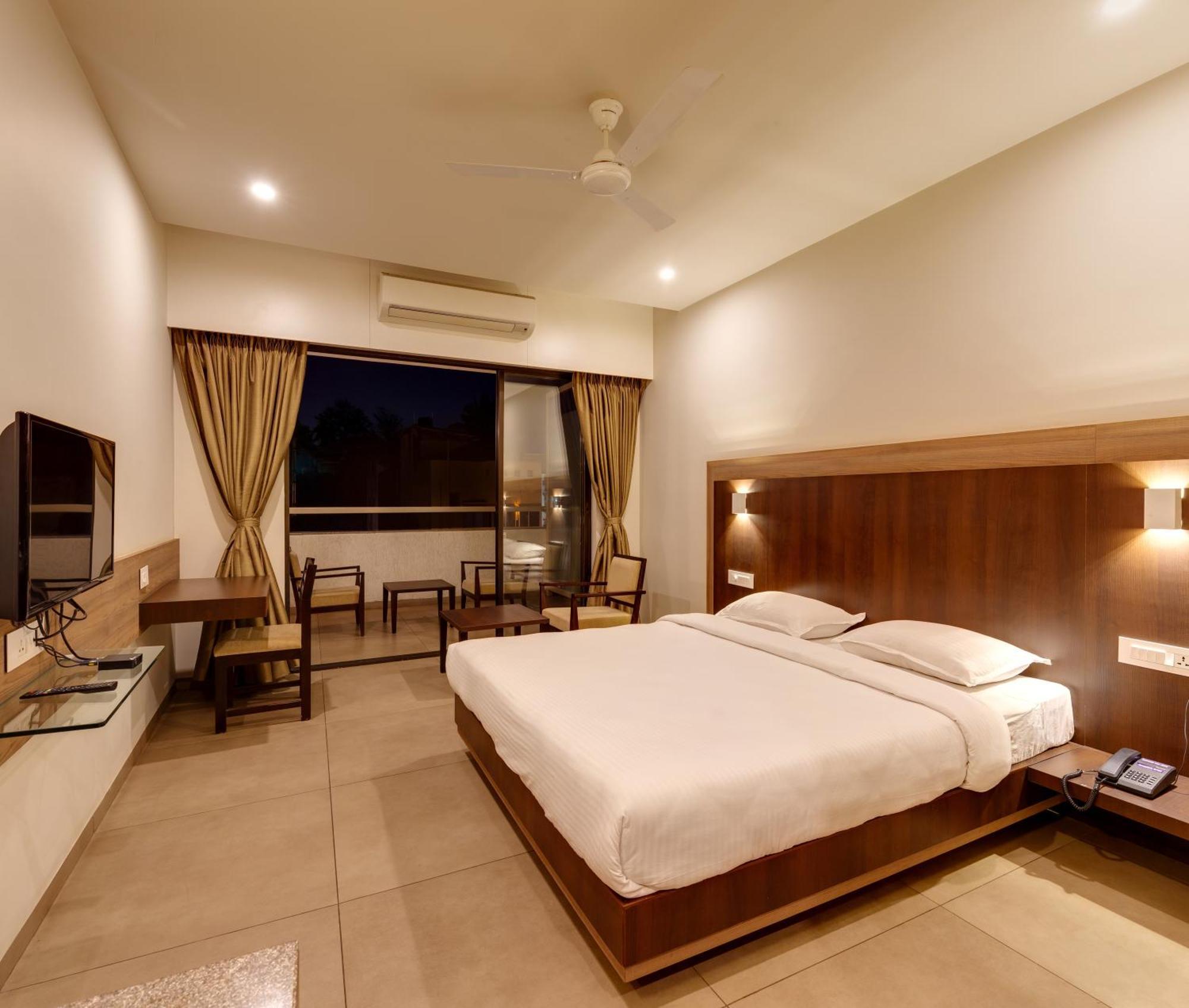 Hotel Classic Mid Town, Kolhapur Esterno foto