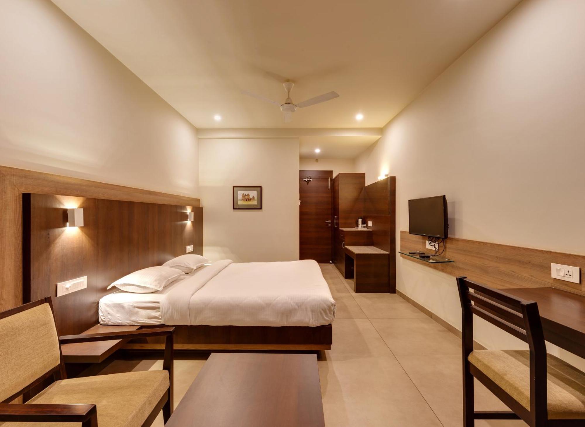 Hotel Classic Mid Town, Kolhapur Esterno foto