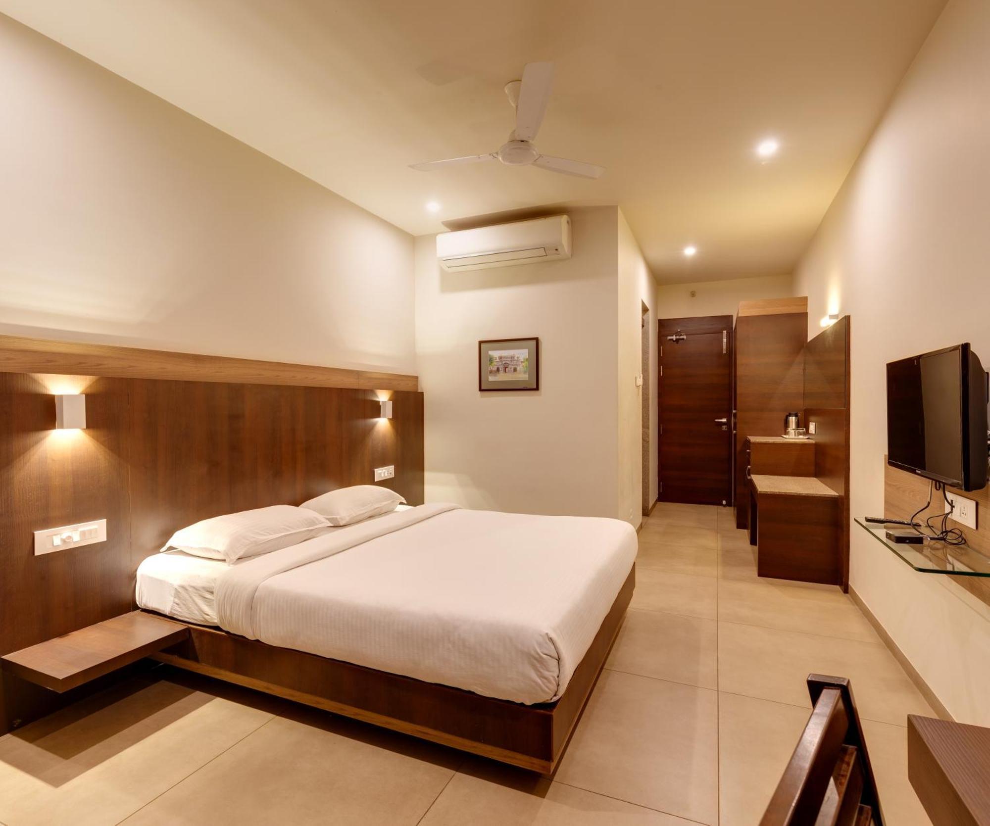 Hotel Classic Mid Town, Kolhapur Esterno foto