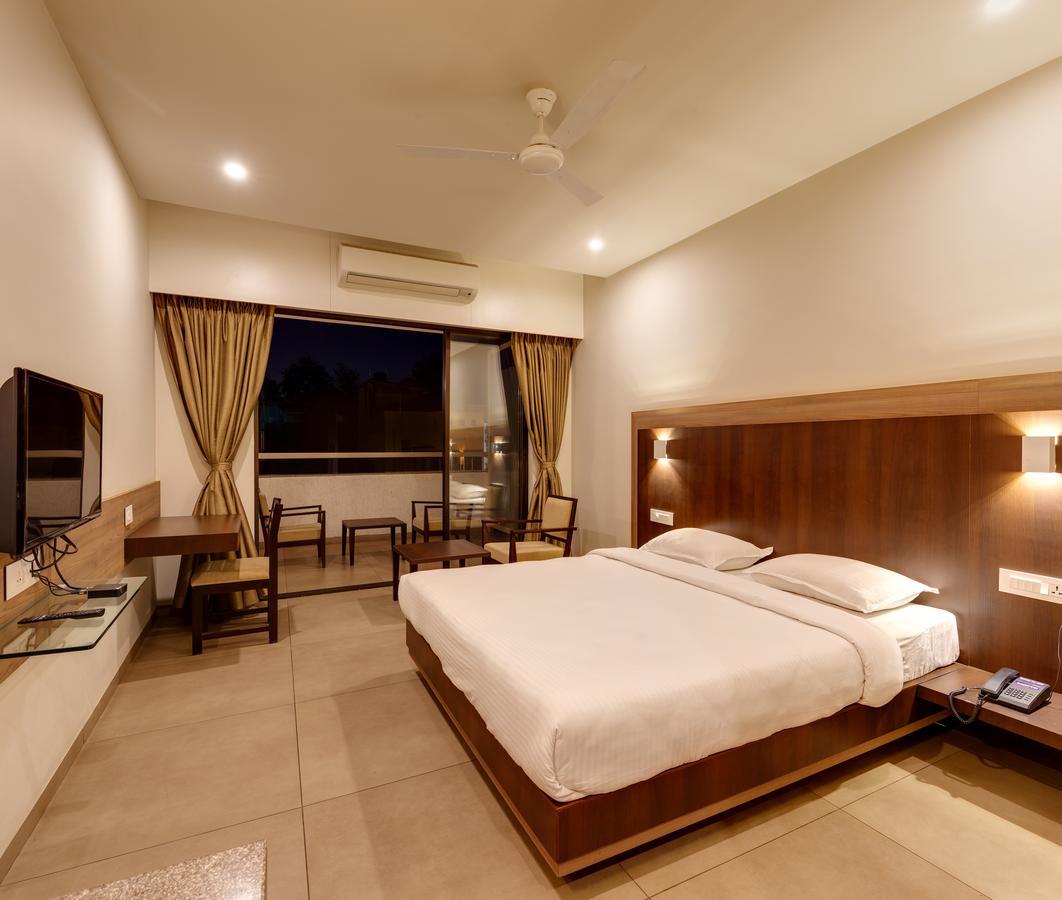 Hotel Classic Mid Town, Kolhapur Esterno foto